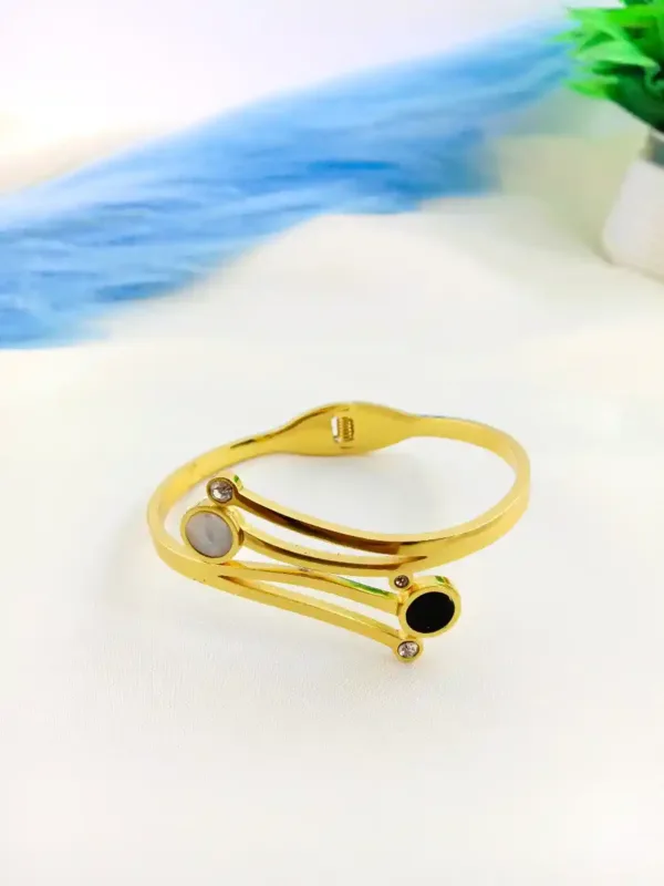 Elegent Black and White Circle